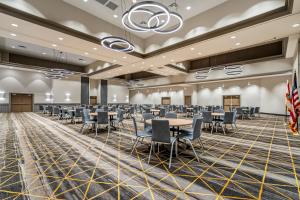 奥兰多Holiday Inn Orlando International Drive - ICON Park的一个带桌椅的大型宴会厅