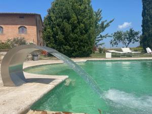 索维奇勒Casavacanze Casalta的院子里游泳池里的喷泉