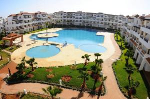 西迪拉哈尔Bel appartement estival 2 chambres à Garden beach的享有度假村内大型游泳池的空中景致