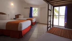 曼萨尼约维萨它普蕾雅德奥鲁曼萨尼约酒店的酒店客房设有两张床和窗户。