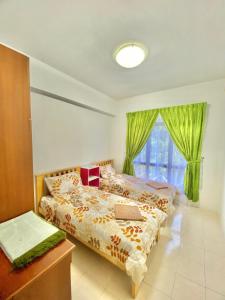 卢穆特Marina Cove, Lumut的一间卧室设有一张床和一个窗口
