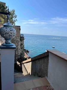 埃尔基耶Il Sogno的蓝色和白色的花瓶,在海边的墙上