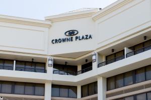 巴吞鲁日Crowne Plaza Executive Center Baton Rouge, an IHG Hotel的享有绿波广场建筑的景致。