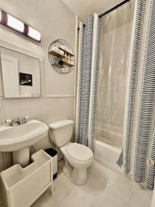 孟菲斯Cute stay in Memphis的白色的浴室设有卫生间和水槽。