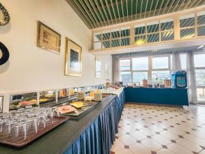 佩里洛Hotel Faranda Rías Altas的一间有长柜台的餐厅,上面有食物