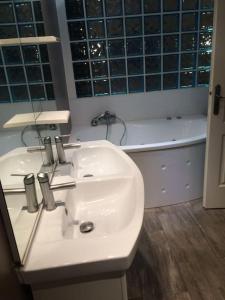 拉内默藏Chez Matthieu的浴室配有盥洗盆和浴缸。