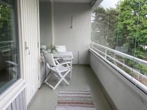 埃斯波Tapiola Hill Apartment 2 bedroom and 1 living with private parking的门廊配有椅子、桌子和窗户