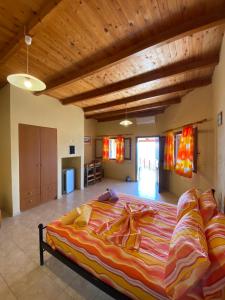 加夫多斯岛Gavdos Panorama的一间卧室,卧室内配有一张大床