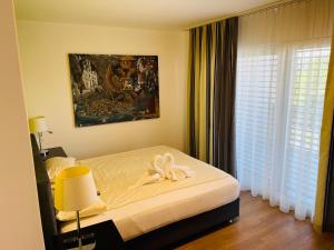 克罗伊茨林根Hotel Swiss Bellevue的一间卧室配有一张床,床上有毛巾