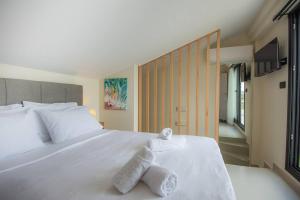 阿基欧斯尼古拉斯Agro Nostro-Agave with superb view的卧室配有白色床和毛巾