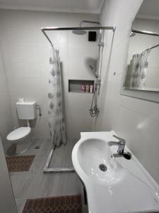 StolacApartment Relax的白色的浴室设有水槽和卫生间。