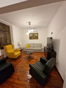 法鲁Guest House do Largo的带沙发和黄色椅子的客厅