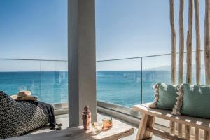 赫索尼索斯Khroma Luxury Suite 1 Beach front apartment的客房设有大窗口,享有海景。