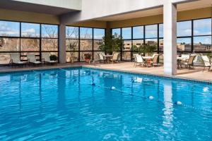 莱克伍德丹佛西喜来登酒店的酒店内有一个蓝色的游泳池