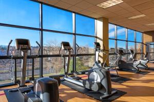 莱克伍德丹佛西喜来登酒店的健身房设有一排有氧运动器材和大窗户