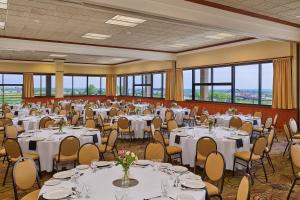 莱克伍德丹佛西喜来登酒店的宴会厅配有白色的桌椅和窗户