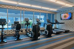 理查森理查森雅乐轩酒店的健身房设有跑步机和椭圆机