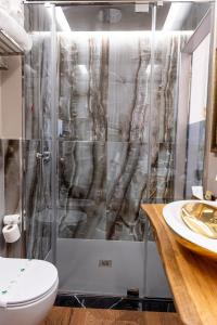 热那亚Queen Cattleya Suite的带淋浴、卫生间和盥洗盆的浴室
