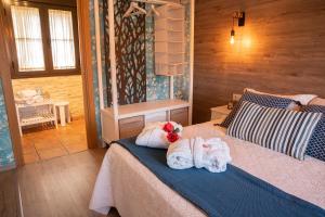埃尔托尔诺Apartamento Rural Amaluna的一间卧室配有带毛巾的床