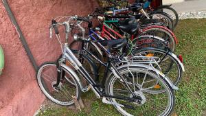 斯库台The Hood - Shkodra Backpackers Hostel的停在墙上的一群自行车