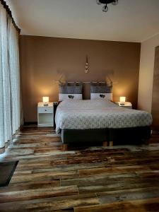 Sainte-OdeLes chambres de la fontaine de brul的卧室配有一张床,地板上配有两盏灯。