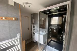 滨海吕克Charming little house with exposed stonework的一间带水槽和玻璃淋浴的浴室