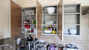 米尔顿凯恩斯Keniji Luxury 2 Bed Apartment的厨房配有水槽和餐具架