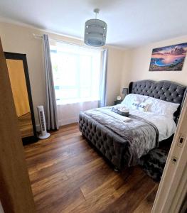 米尔顿凯恩斯Keniji Luxury 2 Bed Apartment的一间卧室设有一张大床和大窗户