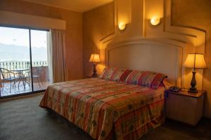 圣地亚哥哈西恩达科拉德尔加巴洛酒店的酒店客房设有一张床和一个阳台。