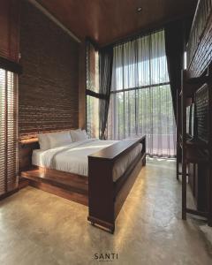 Ban Rang PlaSANTI beach retreat的一间卧室设有一张床和一个大窗户