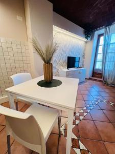 比耶拉V HOME的白色的桌子和椅子,上面有植物