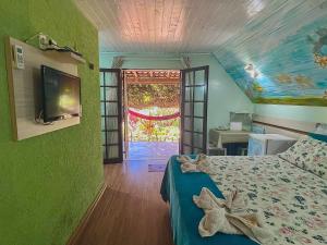 圣洛伦索Chalés Praia de Minas的一间卧室配有一张海星床