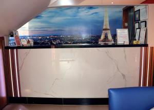 巴雷拉斯PARIS HOTEL的客房设有带艾菲尔铁塔的大窗户。