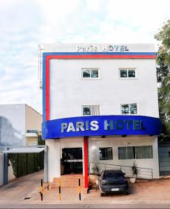 巴雷拉斯PARIS HOTEL的巴黎酒店前的停车场