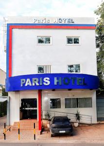 巴雷拉斯PARIS HOTEL的停在巴黎酒店前的停车场