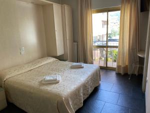 加尔达湖滨拉佩而拉酒店的酒店客房,配有带两条毛巾的床