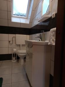 博维茨ODAI的一间带水槽的浴室和一个带窗户的卫生间