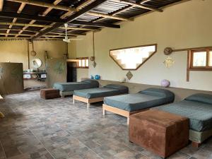 帕伦克Villas Adriana, Palenque的一间配有沙发和桌子的房间