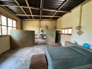 帕伦克Villas Adriana, Palenque的一间设有床铺的卧室,位于带窗户的房间内