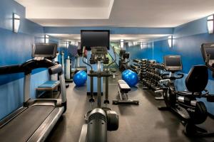 纽约曼哈顿苏豪村福朋喜来登酒店的健身房设有数台跑步机和有氧运动器材