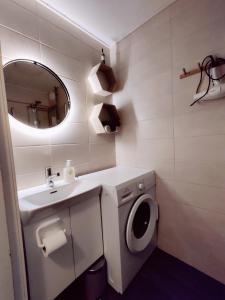 科沃拉Viihtyisä yksiö keskustan sykkeessä的一间带水槽、卫生间和镜子的浴室