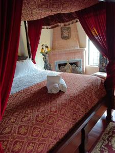 维纳德马卡斯蒂略中世纪酒店的一间卧室配有一张床,上面有两条毛巾