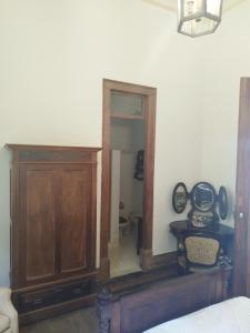 瓦索拉斯大瀑布农家旅馆的一间设有镜子和木制橱柜的客房