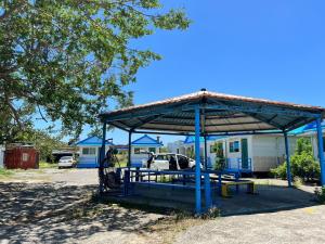 垦丁大街大尖山休閒小屋的公园内带野餐桌的凉亭