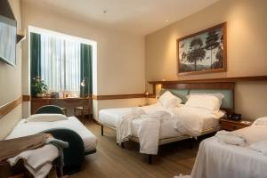 佩鲁贾珊伽洛宫殿酒店的酒店客房配有两张床和一张书桌