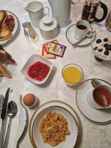 巴利卡斯尔Divine Cottage的餐桌,盘子上放着食物和咖啡