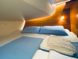 巴勒莫Boat and Breakfast的一间卧室配有一张带蓝色床单和枕头的床。