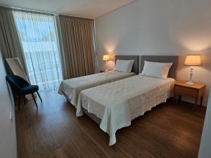 卡罗拉Galé T3的酒店客房设有床和窗户。