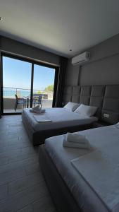 希马拉Endless Blue Himara的海滩景客房 - 带两张床