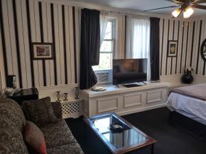 科堡乔治国王宾馆的客厅配有沙发和电视。